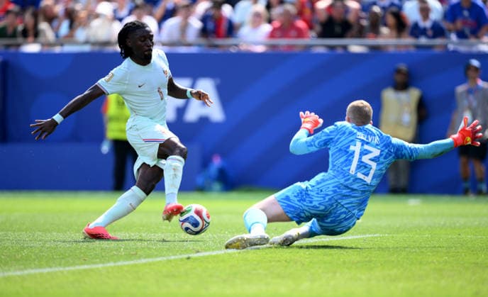 Fussball FIFA WM 2026 Vorrunde Gruppe I in Boston Norwegen - Frankreich 26.06.2026 Manu Kone (li, Frankreich) gegen Torwart Egil Selvik (re, Norwegen) *** Soccer: 2026 FIFA World Cup Preliminary Round, Group I in Boston—Norway vs. France, June 26, 2026. Manu Kone (left), France, against goalkeeper Egil Selvik (right), Norway