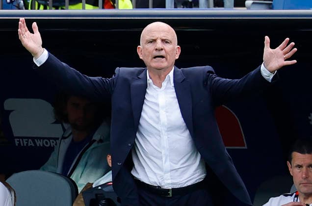 The acting head coach of the French side Guy Stephan directs his team against Norway in the second half of a FIFA World Cup, WM, Weltmeisterschaft, Fussball match at Boston Stadium in Boston on Friday, June 26, 2026.  BOS20260626845 CJxGUNTHER