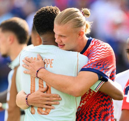 26 June 2026 - Norway v France - Boston Stadium - 2026 World Cup - USA. 26 June 2026 - Norway v France - Boston Stadium - 2026 World Cup - USA. Kylian MbappÃ and Erling Haaland embrace at the final whistle. Picture : Mark Pain BOSTON USA  Copyright: xMarkxPainx