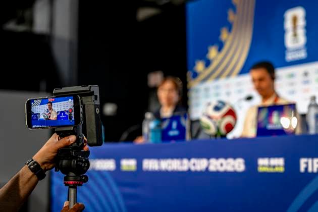 DALLAS - Journalist records the press conference, PK, Pressekonferenz with his mobile phone during the 2026 World Cup, Jordan MD-1 press conference at AT&T Stadium on June 26, 2026, in Dallas, United States. (Photo by Stefan Koops EYE4IMAGES DeFodi Images) - *** DALLAS: A journalist records the press conference with his cell phone during the 2026 World Cup, Jordan MD 1 press conference at AT&T Stadium on June 26, 2026, in Dallas, United States. Photo by Stefan Koops, EYE4IMAGES, DeFodi Images
