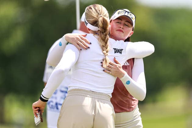 Karis Davidson of Australia hugs Olivia Cowan of Germany after completing their round on the 18th green during the second round of the 2026 KPMG Women s PGA, Golf Herren Championship at Hazeltine National Golf Club on June 26, 2026 in Chaska, Minnesota. CSM. Golf 2026: KPMG Women s PGA Championship Round Two  - ZUMAc04_ 20260626_zma_c04_100 Copyright: xStevenxGarciax
