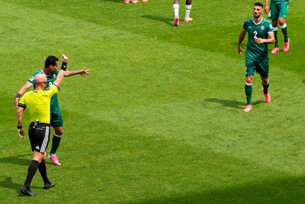 June 26, 2026, Toronto, On, CANADA: Referee Anthony Taylor shows Iraq s Rebin Sulaka (2) a red card during the first half of a World Cup Group I soccer match against Senegal, in Toronto on Friday, June 26, 2026. Canada News - June 26, 2026  - ZUMAc35_ 20260626_zaf_c35_141 Copyright: xChrisxYoungx