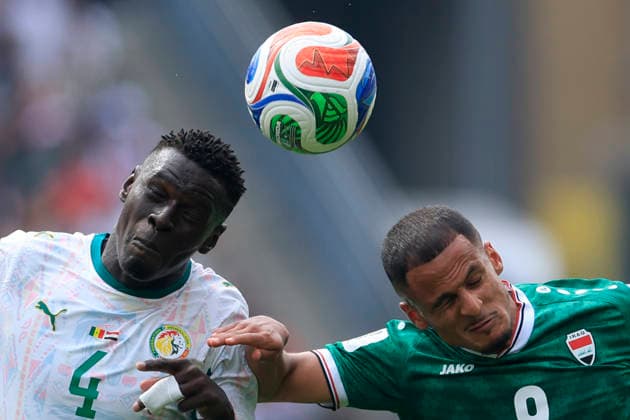 Abdoulaye Seck (L) of Senegal vies for the ball with Ali Alhamadi of Iraq in a Group I match of the 2026 FIFA World Cup, WM, Weltmeisterschaft, Fussball between Senegal and Iraq at BMO Field stadium in Toronto, Canada, 26 June 2026. FIFA World Cup 2026 - Group I - Senegal vs Iraq !ACHTUNG: NUR REDAKTIONELLE NUTZUNG!  Copyright: xBienvenidoxVelascox GR5463 20260626-55020723599_1