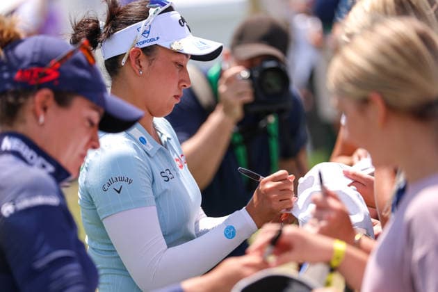 Jeeno Thitikul of Thailand signs autographs after completing her round during the second round of the 2026 KPMG Women s PGA, Golf Herren Championship at Hazeltine National Golf Club on June 26, 2026 in Chaska, Minnesota. CSM. Chaska USA - ZUMAc04_ 20260626_zma_c04_114 Copyright: xStevenxGarciax