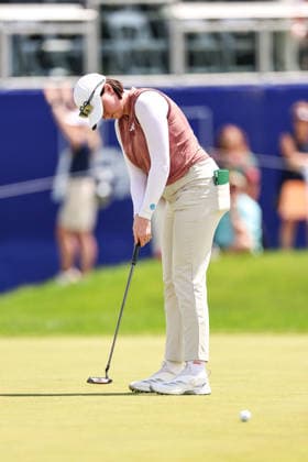 Karis Davidson of Australia putts on the 18th green during the second round of the 2026 KPMG Women s PGA, Golf Herren Championship at Hazeltine National Golf Club on June 26, 2026 in Chaska, Minnesota. CSM. Chaska USA - ZUMAc04_ 20260626_zma_c04_134 Copyright: xStevenxGarciax