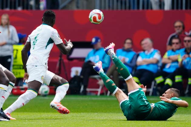 June 26, 2026, Toronto, On, CANADA: Senegal s Abdoulaye Seck (left) knocks down Iraq s Ali al-Hamadi (9) during the first half of a World Cup Group I soccer match, in Toronto on Friday, June 26, 2026. Canada News - June 26, 2026  - ZUMAc35_ 20260626_zaf_c35_155 Copyright: xFrankxGunnx