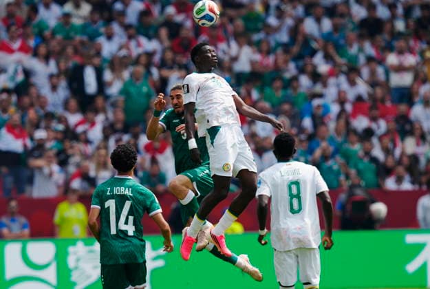 June 26, 2026, Toronto, On, CANADA: Senegal s Ismaila Sarr (18) heads the ball as Iraq s Akam Hashim (5) defends during the first half of a World Cup Group I soccer match, in Toronto on Friday, June 26, 2026. Canada News - June 26, 2026  - ZUMAc35_ 20260626_zaf_c35_159 Copyright: xFrankxGunnx