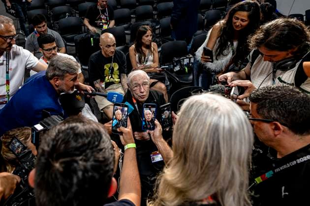 DALLAS - Argentine sports journalist Enrique Macaya Mï¿½rquez is at his eighteenth World Cup at the age of 91 during the 2026 World Cup, Argentina MD-1 press conference, PK, Pressekonferenz at AT&T Stadium on June 26, 2026 in Dallas, United States. (Photo by Stefan Koops EYE4IMAGES DeFodi Images) - *** DALLAS Argentine sports journalist Enrique Macaya Márquez is attending his 18th World Cup at the age of 91 during the 2026 World Cup, at the Argentina Match Day 1 press conference at AT&T Stadium on June 26, 2026 in Dallas, United States. Photo by Stefan Koops, EYE4IMAGES, DeFodi Images