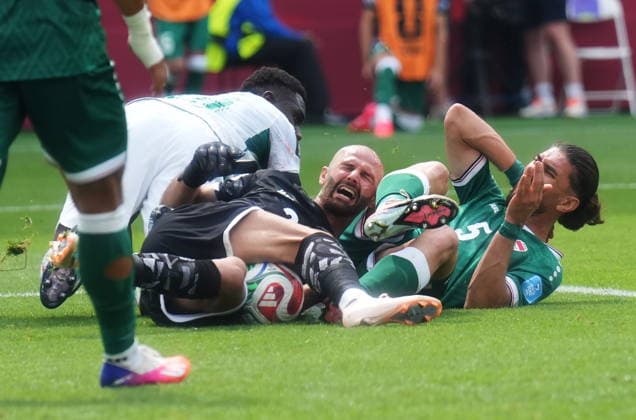 June 26, 2026, Toronto, On, CANADA: Iraq goalkeeper Ahmed Basil (centre) is crashed into by Senegal s Habib Diarra (left) and Iraq s Akam Hashim (5) during the first half of a World Cup Group I soccer match, in Toronto on Friday, June 26, 2026. Canada News - June 26, 2026  - ZUMAc35_ 20260626_zaf_c35_170 Copyright: xNathanxDenettex