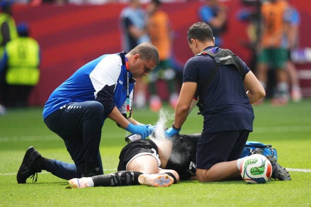 June 26, 2026, Toronto, On, CANADA: Iraq goalkeeper Ahmed Basil (22) is tended to by medical personnel during the first half of a World Cup Group I soccer match against Senegal, in Toronto on Friday, June 26, 2026. Canada News - June 26, 2026  - ZUMAc35_ 20260626_zaf_c35_169 Copyright: xNathanxDenettex