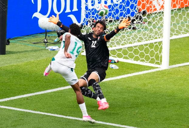 June 26, 2026, Toronto, On, CANADA: Senegal s Ismail Jakobs (14) crosses the ball past Iraq goalkeeper Jalal Hassan (12) during the second half of a World Cup Group I soccer match, in Toronto on Friday, June 26, 2026. Canada News - June 26, 2026  - ZUMAc35_ 20260626_zaf_c35_200 Copyright: xChrisxYoungx