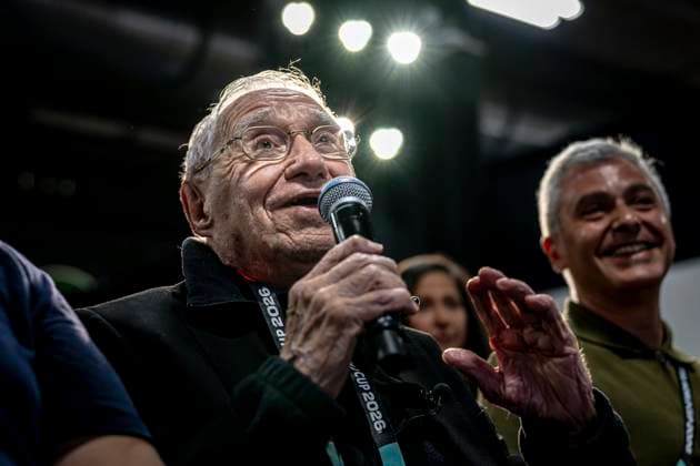 DALLAS - Argentine sports journalist Enrique Macaya Mï¿½rquez is at his eighteenth World Cup at the age of 91 during the 2026 World Cup, Argentina MD-1 press conference, PK, Pressekonferenz at AT&T Stadium on June 26, 2026 in Dallas, United States. (Photo by Stefan Koops EYE4IMAGES DeFodi Images) - *** DALLAS Argentine sports journalist Enrique Macaya Márquez is attending his 18th World Cup at the age of 91 during the 2026 World Cup, at the Argentina Match Day 1 press conference at AT&T Stadium on June 26, 2026 in Dallas, United States. Photo by Stefan Koops, EYE4IMAGES, DeFodi Images