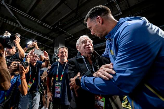DALLAS - Argentine sports journalist Enrique Macaya Mï¿½rquez is at his eighteenth World Cup at the age of 91, and Argentina national coach Lionel Scaloni during the 2026 World Cup, press conference, PK, Pressekonferenz of Argentina MD-1 at AT&T Stadium on June 26, 2026 in Dallas, United States. (Photo by Stefan Koops EYE4IMAGES DeFodi Images) - *** DALLAS — Argentine sports journalist Enrique Macaya Márquez is attending his 18th World Cup at the age of 91, alongside Argentina national team coach Lionel Scaloni, during the press conference for Argentina’s first match of the 2026 World Cup at AT&T Stadium on June 26, 2026 in Dallas, United States. Photo by Stefan Koops, EYE4IMAGES, DeFodi Images