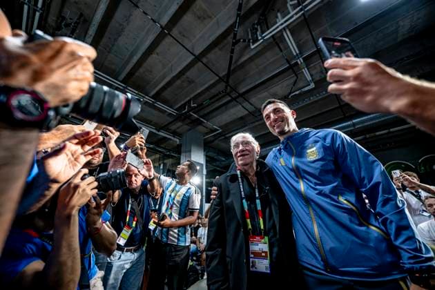 DALLAS - Argentine sports journalist Enrique Macaya Mï¿½rquez is at his eighteenth World Cup at the age of 91, and Argentina national coach Lionel Scaloni during the 2026 World Cup, press conference, PK, Pressekonferenz of Argentina MD-1 at AT&T Stadium on June 26, 2026 in Dallas, United States. (Photo by Stefan Koops EYE4IMAGES DeFodi Images) - *** DALLAS — Argentine sports journalist Enrique Macaya Márquez is attending his 18th World Cup at the age of 91, alongside Argentina national team coach Lionel Scaloni, during the press conference for Argentina’s first match of the 2026 World Cup at AT&T Stadium on June 26, 2026 in Dallas, United States. Photo by Stefan Koops, EYE4IMAGES, DeFodi Images