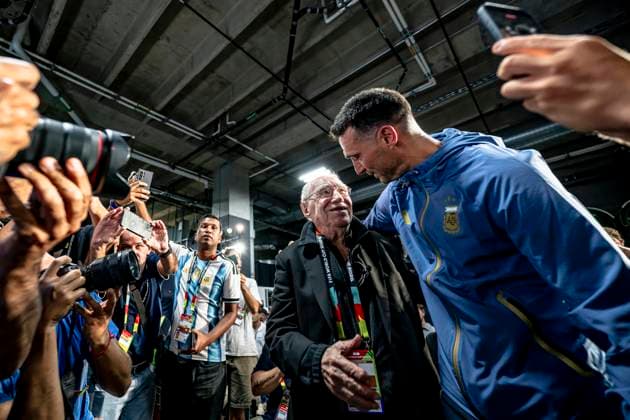DALLAS - Argentine sports journalist Enrique Macaya Mï¿½rquez is at his eighteenth World Cup at the age of 91, and Argentina national coach Lionel Scaloni during the 2026 World Cup, press conference, PK, Pressekonferenz of Argentina MD-1 at AT&T Stadium on June 26, 2026 in Dallas, United States. (Photo by Stefan Koops EYE4IMAGES DeFodi Images) - *** DALLAS — Argentine sports journalist Enrique Macaya Márquez is attending his 18th World Cup at the age of 91, alongside Argentina national team coach Lionel Scaloni, during the press conference for Argentina’s first match of the 2026 World Cup at AT&T Stadium on June 26, 2026 in Dallas, United States. Photo by Stefan Koops, EYE4IMAGES, DeFodi Images