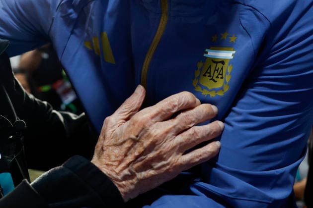 Enrique Macaya, a 91-year-old Argentine journalist (i), greets Argentina s head coach, Lionel Scaloni, during a press conference, PK, Pressekonferenz in Dallas, United States, 26 June 2026. Press conference with the Argentine national team, Nationalteam in the United States !ACHTUNG: NUR REDAKTIONELLE NUTZUNG!  Copyright: xMariscalx GR6028 20260626-55020724083_1