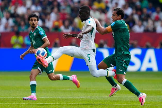 June 26, 2026, Toronto, On, CANADA: Senegal s Idrissa Gueye (5) carries the ball as Iraq s Ibrahim Bayesh (8) challenges and Iraq s Zidane Iqbal (14) looks on during the first half of a World Cup Group I soccer match, in Toronto on Friday, June 26, 2026. Canada News - June 26, 2026  - ZUMAc35_ 20260626_zaf_c35_220 Copyright: xFrankxGunnx