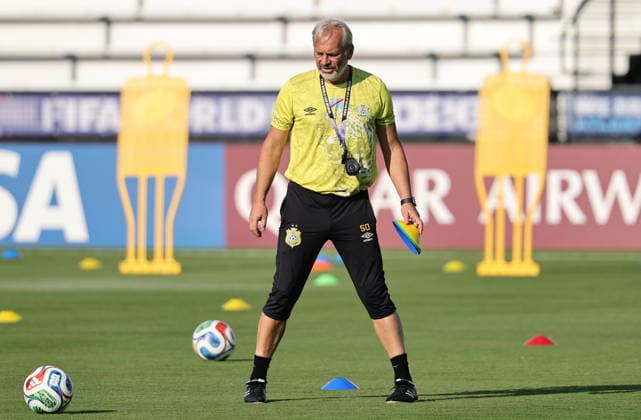 FIFA World Cup, WM, Weltmeisterschaft, Fussball 2026 - DR Congo training session DR Congo national soccer team head coach Sebastien Desabre attends a training session in Kennesaw, Georgia, USA, 26 June 2026. DR Congo faces Uzbekistan on 27 June in a FIFA World Cup 2026 Group K match. KENNESAW United States  Copyright: xRONALDxWITTEKx
