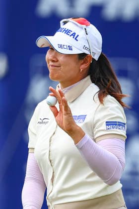 June 26, 2026, Chaska, Minnesota, United States: A LIM KIM acknowledges the crowd after putting at hole eight. This is the second day of the 2026 KPMG WomenÃ¢â‚¬â ¢s PGA, Golf Herren Championship at Hazeltine National Golf Course in Chaska Minnesota. Chaska United States - ZUMAt166 20260626_zsp_t166_116 Copyright: xMichaelxTurnerx