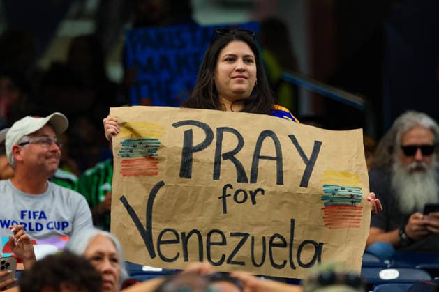 A woman holds a sign reading Pray for Venezuela before a Group H match in the 2026 FIFA World Cup, WM, Weltmeisterschaft, Fussball between Cape Verde and Saudi Arabia at NRG Stadium in Houston, United States, 26 June 2026. FIFA World Cup 2026 - Group H - Cape Verde vs Saudi Arabia !ACHTUNG: NUR REDAKTIONELLE NUTZUNG!  Copyright: xCarlosxRamírezx GR6049 20260626-55020724141_1