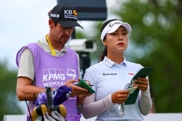 June 26, 2026, Chaska, Minnesota, United States: INA YOON consults her caddie prior to teeing off at hole three. This is the second day of the 2026 KPMG WomenÃ¢â‚¬â ¢s PGA, Golf Herren Championship at Hazeltine National Golf Course in Chaska Minnesota. Chaska United States - ZUMAt166 20260626_zsp_t166_146 Copyright: xMichaelxTurnerx