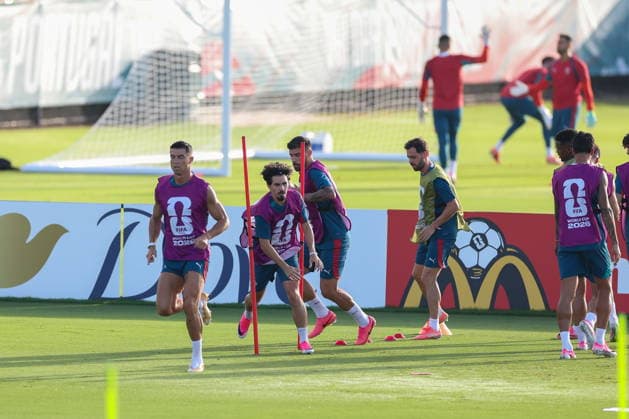 FIFA World Cup, WM, Weltmeisterschaft, Fussball 2026 - Portugal press conference, PK, Pressekonferenz Portugal national soccer team players Cristiano Ronaldo (L) and Vitinha (2-L) during a training session at the training site at Garden District Park ahead of the FIFA World Cup 2026 in Palm Beach, Florida, USA, 27 June 2026. Palm Beach Florida United States  Copyright: xMIGUELxA.xLOPESx