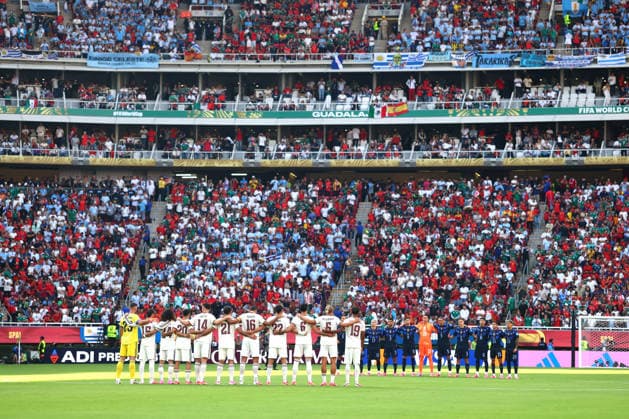 Teams from Uruguay and Spain join fans in pausing for a minute of silence to commemorate victims of the recent earthquakes in Venezuela before the start of a FIFA World Cup, WM, Weltmeisterschaft, Fussball match at Guadalajara Stadium in Guadalajara, Mexico, on Friday, June 26, 2026.  GUA20260626801 CHRISTIANxBRUNSKILL