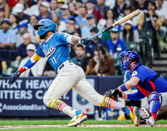 Milwaukee Brewers left fielder Jackson Chourio hits a single in front of Chicago Cubs catcher Carson Kelly in the first inning of the MLB, Baseball Herren, USA game between the Chicago Cubs and the Milwaukee Brewers at American Family Field in Milwaukee, Wisconsin on Friday, June 26, 2026.  MIL20260626806 TANNENxMAURY