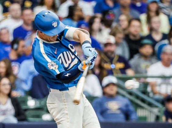 Milwaukee Brewers shortstop Cooper Pratt hits a double in the second inning of the MLB, Baseball Herren, USA game between the Chicago Cubs and the Milwaukee Brewers at American Family Field in Milwaukee, Wisconsin on Friday, June 26, 2026.  MIL20260626808 TANNENxMAURY