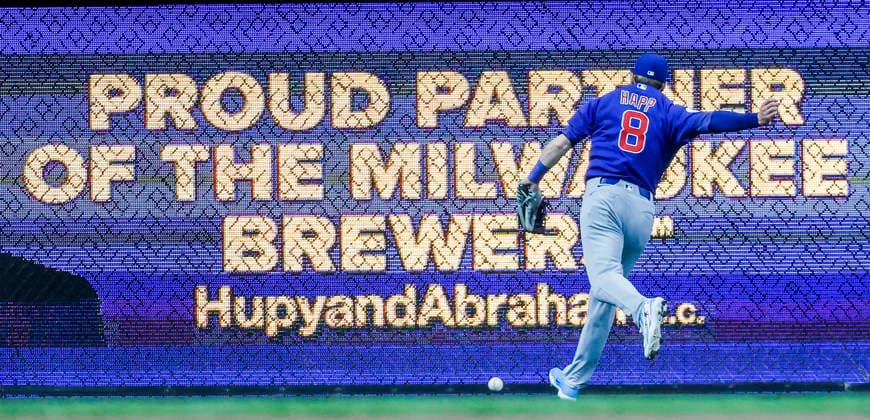 Chicago Cubs right fielder Ian Happ chases a ball hit for a double bh Milwaukee Brewers shortstop Cooper Pratt in the second inning of the MLB, Baseball Herren, USA game between the Chicago Cubs and the Milwaukee Brewers at American Family Field in Milwaukee, Wisconsin on Friday, June 26, 2026.  MIL20260626809 TANNENxMAURY