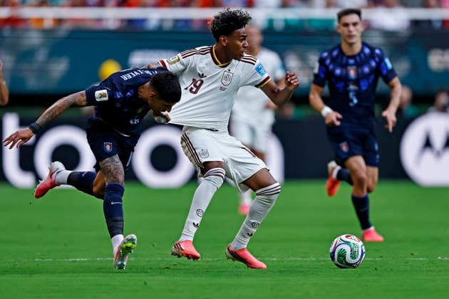 June 26, 2026, Guadalajara, Jalisco, Mexico: Mathias Olivera of Uruguay battles for possession ball with Lamine Yamal of Spain during the match between Uruguay and Spain for the 3st round of the group H of the FIFA World Cup, WM, Weltmeisterschaft, Fussball 2026, at Guadalajara Stadium, in Guadalajara, Mexico on June 26, 2026. Photo: DiaEsportivo FIFA World Cup 2026, Uruguay Vs Spain, Guadalajara, Mexico  - ZUMAh208 20260626_zsp_h208_002 Copyright: xHeulerxAndreyx