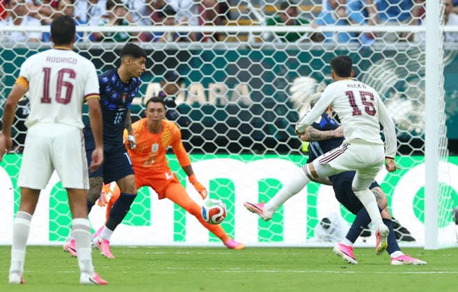 Spain s Alex Baena (15) scores against Uruguay in the first half of a FIFA World Cup, WM, Weltmeisterschaft, Fussball match at Guadalajara Stadium in Guadalajara, Mexico, on Friday, June 26, 2026.  GUA20260626804 CHRISTIANxBRUNSKILL