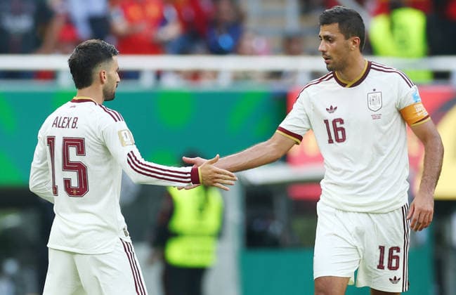 Spain s Alex Baena (15) celebrates with teammate Rodri after scoring against Uruguay in the first half of a FIFA World Cup, WM, Weltmeisterschaft, Fussball match at Guadalajara Stadium in Guadalajara, Mexico, on Friday, June 26, 2026.  GUA20260626807 CHRISTIANxBRUNSKILL