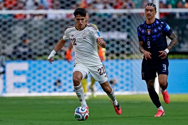 June 26, 2026, Guadalajara, Jalisco, Mexico: Darwin Nunez of Uruguay battles for possession ball with Pau CubarsoÂ­ of Spain during the match between Uruguay and Spain for the 3st round of the group H of the FIFA World Cup, WM, Weltmeisterschaft, Fussball 2026, at Guadalajara Stadium, in Guadalajara, Mexico on June 26, 2026. Photo: DiaEsportivo Guadalajara Mexico - ZUMAh208 20260626_zsp_h208_008 Copyright: xHeulerxAndreyx