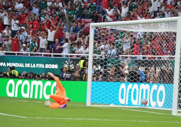 Uruguay v Spain - FIFA World Cup, WM, Weltmeisterschaft, Fussball 2026 - Group H ZAPOPAN, MEXICO - JUNE 26: Fernando Muslera of Uruguay concedes a goal during the 2026 FIFA World Cup First Stage Group H match between Uruguay and Spain at Estadio Akron (Guadalajara Stadium) in Zapopan, Guadalajara, Mexico on June 26, 2026. Juancho Torres Anadolu Jalisco Mexico. Editorial use only. Please get in touch for any other usage.  Copyright: x2026xAnadoluxJuanchoxTorresx