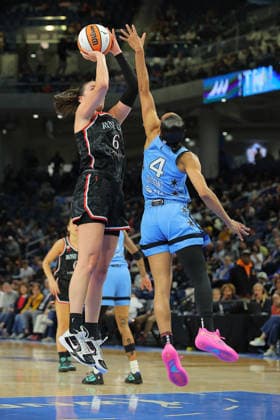 CHICAGO, IL - JUNE 26: Bridget Carleton 6 of the Portland Fire shoots the ball over Skylar Diggins 4 of the Chicago Sky during the first half on June 26, 2026 at Wintrust Arena in Chicago, Illinois. (Photo by Melissa Tamez Icon Sportswire) WNBA, Basketball Damen, USA JUN 26 Portland Fire at Chicago Sky EDITORIAL USE ONLY Icon260626005