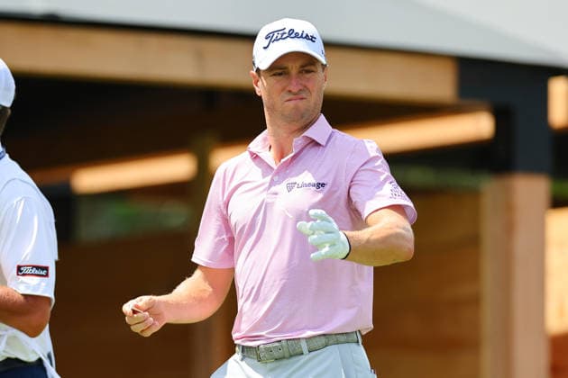 CROMWELL, CT - JUNE 26: Justin Thomas of the United States tees off at the first tee during the second round of the PGA, Golf Herren Travelers Championship at TPC River Highlands on June 26, 2026 in Cromwell, Connecticut. (Photo by Rich Graessle Icon Sportswire) GOLF: JUN 26 PGA Travelers Championship EDITORIAL USE ONLY Icon260626277462