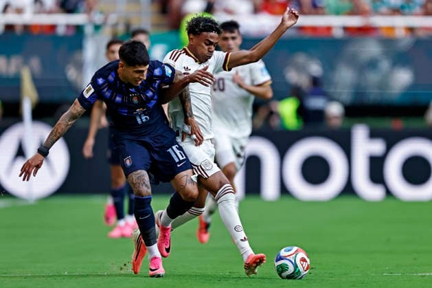 June 26, 2026, Guadalajara, Jalisco, Mexico: MATHIAS OLIVERA of Uruguay battles for possession ball with LAMINE YAMAL of Spain during the match between Uruguay and Spain for the 3st round of the group H of the FIFA World Cup, WM, Weltmeisterschaft, Fussball 2026, at Guadalajara Stadium. Guadalajara Mexico - ZUMAh208 20260626_zsp_h208_001 Copyright: xHeulerxAndreyx
