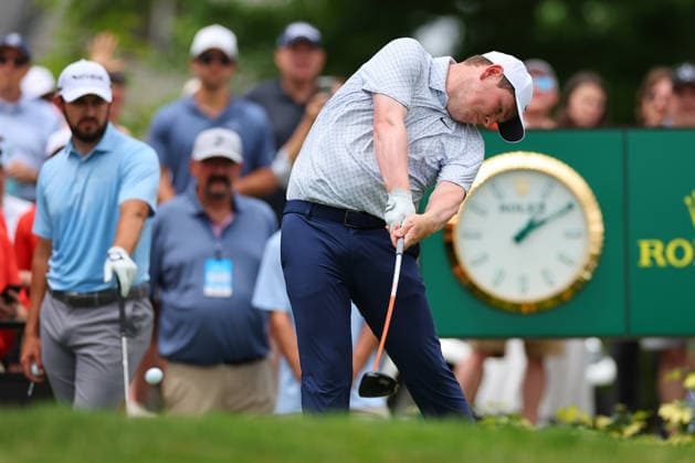 CROMWELL, CT - JUNE 26: Robert MacIntyre of Scotland tees off at the first tee during the second round of the PGA, Golf Herren Travelers Championship at TPC River Highlands on June 26, 2026 in Cromwell, Connecticut. (Photo by Rich Graessle Icon Sportswire) GOLF: JUN 26 PGA Travelers Championship EDITORIAL USE ONLY Icon260626278002