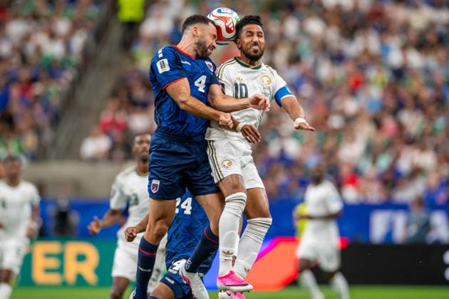 June 26, 2026: Cape Verde defender Roberto Lopes (4) and Saudi Arabia midfielder Salem al-Dawsari (10) battle for the ball during a FIFA World Cup, WM, Weltmeisterschaft, Fussball Group H match between Saudi Arabia and Cape Verde in Houston, TX. .. CSM USA - ZUMAc04_ 20260626_faf_c04_001 Copyright: xTraskxSmithx