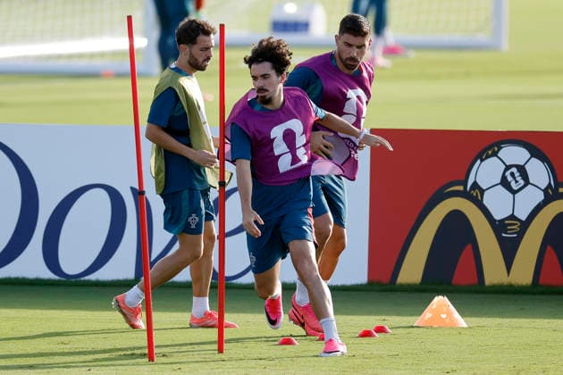 Bernardo Silva (L), Vitinha (C), and Ruben Neves (R) of Portugal take part in a training session in preparation for their match against Colombia at the 2026 FIFA World Cup, WM, Weltmeisterschaft, Fussball in Palm Beach, Florida, United States, 26 June 2026. FIFA World Cup 2026: Portugal s Training Session !ACHTUNG: NUR REDAKTIONELLE NUTZUNG!  Copyright: xAlbertoxEstevezx AME5004 20260627-55020724440_1