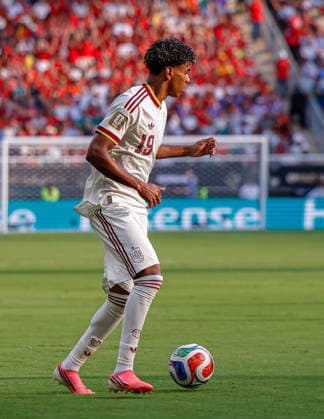 FIFA World Cup, WM, Weltmeisterschaft, Fussball 2026 URUGUAY VS SPAIN FIFA WORLD CUP 2026 URUGUAY VS SPAIN URUGUAY VS SPAIN 26062026 GUADALAJARA, MEXICO. Action photo of Lamine Yamal (No. 19) of Spain, during Group H game of the FIFA World Cup 2026, held at the Estadio Guadalajara of Guadalajara, Jalisco. Foto de accion de Lamine Yamal (No. 19) de Espana, durante juego del Grupo H de la Copa del Mundo 2026 de la FIFA, celebrado en el Estadio Guadalajara de Guadalajara, Jalisco. PHOTO BY IMAGENSHOP AGENCIA FOTOGRAFICA GUADALAJARA JALISCO MEXICO *** FIFA WORLD CUP 2026 URUGUAY VS SPAIN FIFA WORLD CUP 2026 URUGUAY VS SPAIN URUGUAY VS SPAIN 06 26 2026 GUADALAJARA, MEXICO Action photo of Lamine Yamal, No. 19, of Spain, during a Group H match of the 2026 FIFA World Cup, held at the Estadio Guadalajara in Guadalajara, Jalisco Action photo of Lamine Yamal, No. 19, of Spain, during a Group H match of the 2026 FIFA World Cup, held at the Estadio Guadalajara in Guadalajara, Jalisco. PHOTO BY IMAGENSHOP PHOTO AGENCY GUADALAJARA, JALISCO, MEXICO Copyright: xYOALIxMARTINEZx