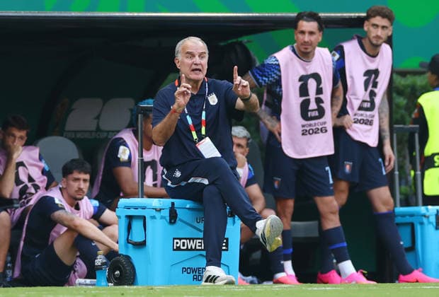 Uruguay s head coach Marcelo Bielsa directs his team from the sideline against Spain in the first half of a FIFA World Cup, WM, Weltmeisterschaft, Fussball match at Guadalajara Stadium in Guadalajara, Mexico, on Friday, June 26, 2026.  GUA20260626809 CHRISTIANxBRUNSKILL
