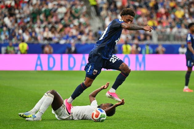 FIFA World Cup, WM, Weltmeisterschaft, Fussball 2026 - Group H - Cape Verde vs Saudi Arabia Ryan Mendes (top) of Cape Verde and Abdullah Al-Khaibari of Saudi Arabia in action during the FIFA World Cup 2026 group stage match Cape Verde against Saudi Arabia in Houston, Texas, USA, 26 June 2026. HOUSTON Texas United States  Copyright: xSAMxWASSONx