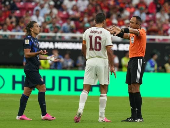 Uruguay v Spain - FIFA World Cup, WM, Weltmeisterschaft, Fussball 2026 - Group H ZAPOPAN, MEXICO - JUNE 26: Rodri (16) of Spain and Agustin Canobbio of Uruguay talks to the referee Ismail Elfath during the 2026 FIFA World Cup First Stage Group H match between Uruguay and Spain at Estadio Akron (Guadalajara Stadium) in Zapopan, Guadalajara, Mexico on June 26, 2026. Juancho Torres Anadolu Jalisco Mexico. Editorial use only. Please get in touch for any other usage.  Copyright: x2026xAnadoluxJuanchoxTorresx