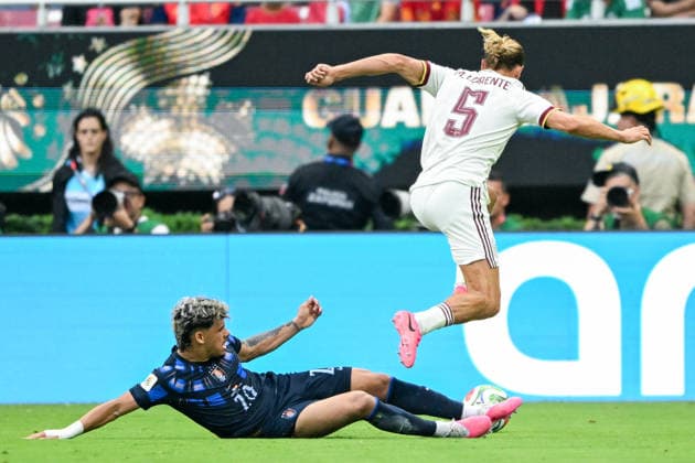Marcos Llorente of Spain (R) runs with the ball under pressure from Maximiliano Araujo of Uruguay (L) during a FIFA Men’s World Cup 2026 Group Stage football match between Uruguay and Spain at Guadalajara Stadium, in Guadalajara on June 26th 2026 (Photo by Nayra Halm SPP)  Copyright: xNayraxHalm SPPx Sportspressphoto_SPR177878