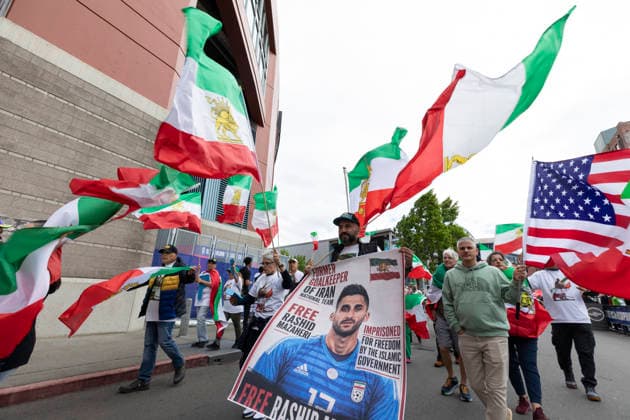 June 26, 2026, Seattle, Washington, USA: Protesters march along Seattle Stadium in demonstration of the current ro gime in Tehran before the FIFA World Cup, WM, Weltmeisterschaft, Fussball match between Egypt and Iran on Friday, June 26, 2026. Seattle USA - ZUMAg235 20260626_zap_g235_006 Copyright: xPaulxChristianxGordonx