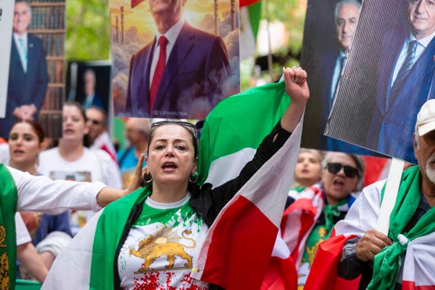 June 26, 2026, Seattle, Washington, USA: Protesters gather in SeattleÃ¢â‚¬â ¢s Pioneer Square in demonstration of the current ro gime in Tehran before the FIFA World Cup, WM, Weltmeisterschaft, Fussball match between Egypt and Iran on Friday, June 26, 2026. 2026 FIFA World Cup: Protest Against Iranian Ro Gime In Seattle  - ZUMAg235 20260626_zap_g235_014 Copyright: xPaulxChristianxGordonx
