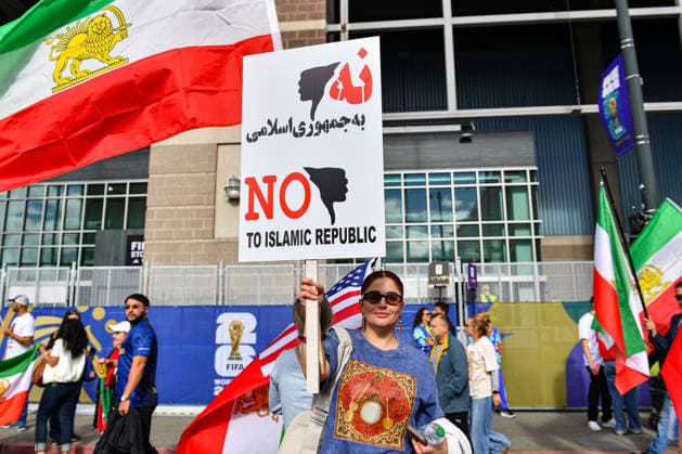 June 26, 2026: Iranian anti-regime protesters march outside Seattle Stadium before the FIFA World Cup, WM, Weltmeisterschaft, Fussball match between Egypt and Iran in Seattle, WA. CSM Seattle United States - ZUMAc04_ 20260626_zma_c04_270 Copyright: xStevexFaberx