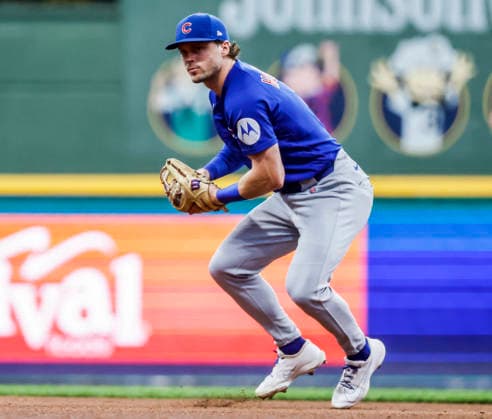 Chicago Cubs second baseman Nico Hoerner fields a ground ball hit by Milwaukee Brewers shortstop Cooper Pratt in the fourth inning of the MLB, Baseball Herren, USA game between the Chicago Cubs and the Milwaukee Brewers at American Family Field in Milwaukee, Wisconsin on Friday, June 26, 2026.  MIL20260626813 TANNENxMAURY